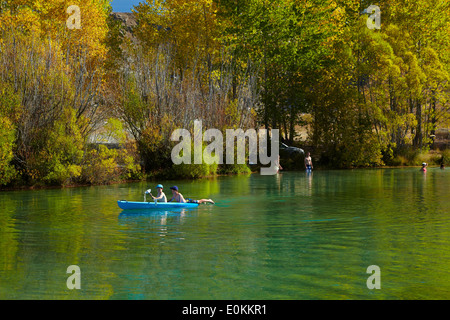 Garçons jouant sur kayak sur la rivière Ohau en automne, près de Twizel, Mackenzie Country, île du Sud, Nouvelle-Zélande Banque D'Images