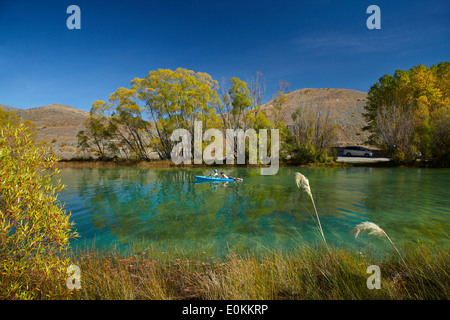 Garçons jouant sur kayak sur la rivière Ohau en automne, près de Twizel, Mackenzie Country, île du Sud, Nouvelle-Zélande Banque D'Images