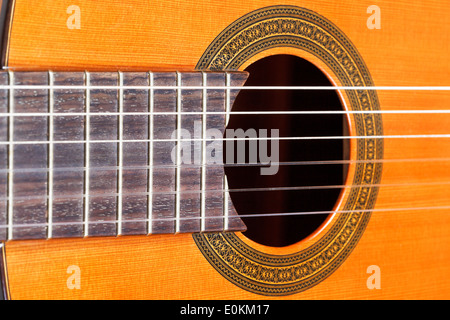 Touche et rosette de guitare acoustique classique avec six cordes nylon close up Banque D'Images