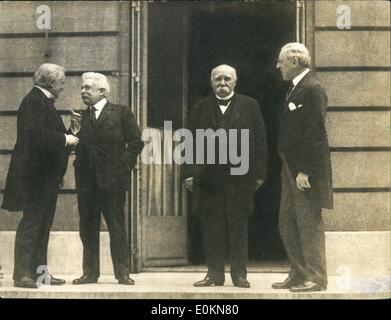 Juin 06, 1919 - Traité de Versailles après la signature du Traité de paix avec les Allemands le 28 juin 1919 à Versailles, les principaux signataires pas dehors sur une terrasse. OPS : à partir de la gauche : Lloyd George, premier ministre britannique, Premier Ministre Italien Orlando ; Georges Clemenceau, Premier ministre français et le président Woodrow Wilson. Banque D'Images