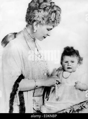 Portrait de la Reine Mary avec sa petite-fille la princesse Elizabeth sur son premier anniversaire Banque D'Images