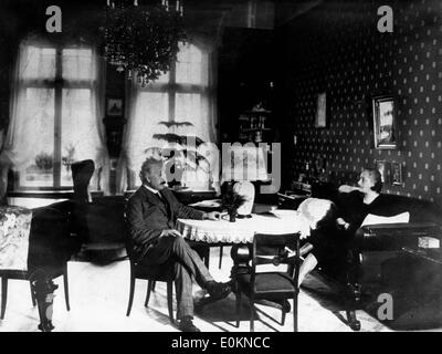 12 avril 1928 - Paris, France - LE PROFESSEUR ALBERT EINSTEIN avec sa femme et cousine ELSA. Albert Einstein (14 mars 1879 - 18 avril 1955) était un physicien théoricien allemand considéré comme le plus grand scientifique du 20e siècle. Il a proposé la théorie de la relativité et apporté des contributions à l'élaboration de la mécanique quantique, la mécanique statistique, et de la cosmologie. Banque D'Images