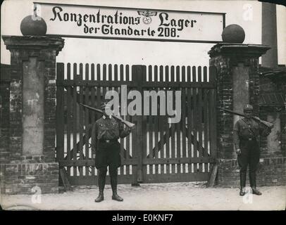 1 janvier, 1930 - (illisible) visite à un camp de prisonniers politiques (illisible), près de Berlin : (illisible) de l'émission montre plusieurs ressemble à la vie de la (illisible) prisonnier dans le national-socialisme ''camp de concentration d'Oranienbourg, près de Berlin. Ancien fabricant (illisible) ont été modifiées à ce camp, qui regroupe uniquement des hommes prisonniers de tout âge et de différentes professions. ''Le camp ne sert pas pour la peine capitale pour le melioration des prisonniers ! Ce sont les paroles de l'Chefs de camp. L'entrée du camp de concentration d'Oranienburg. (Date précise inconnue). Banque D'Images