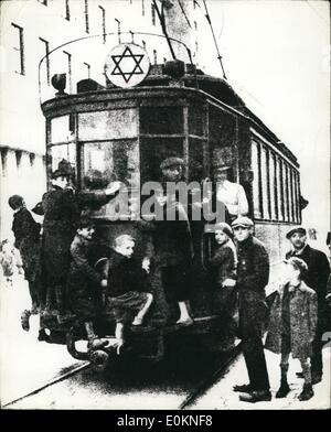 1 janvier, 1930 - La vie du Ghetto de Varsovie - lorsqu'il existait encore de ghetto : Varsovie, Pologne. La guerre de David fixée sur le dessus de cette Tram-Car indique qu'elle est en utilise pour les résidents du Ghetto de Varsovie d'où les Juifs de tous les pays occupés par les nazis de l'Europe a été envoyé. La photo a été publier dans un magazine allemand et en accédons, Londres Via câble neutre. Mais depuis que cette photo a été prise, le Ghetto de Varsovie a cessé d'exister, à la suite de la brutale menée de Slaught Plan et l'ensemble de la population du ghetto. (Date précise inconnue). Banque D'Images