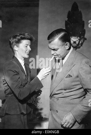 L'actrice Katharine Hepburn allumer une cigarette pour Clark Gable Banque D'Images