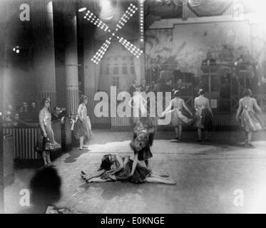 1 janvier, 1930 - Paris, France - monde-célèbre Moulin Rouge, immortalisé par Toulouse-Lautrec est situé à Montmartre, le seul endroit à Paris où vous pouvez voir le vrai pouvez Can. Le Moulin Rouge est une destination touristique, offrant encore de la danse de divertissement pour les visiteurs adultes de partout dans le monde. Une grande partie de la romance du début du siècle, la France est toujours présente dans le décor du club. Sur la photo : Un show en 1930. Banque D'Images