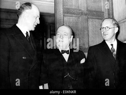 Sir Winston Churchill parle avec des collègues Banque D'Images