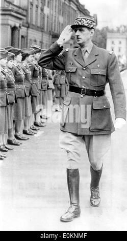 Charles de Gaulle chef inspecte les troupes Banque D'Images