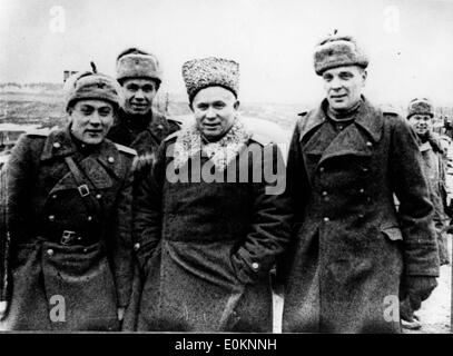 Premier ministre Nikita Khrouchtchev comme Lieutenant général avec des soldats Banque D'Images