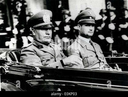 Benito Mussolini et Rudolf Hess dans une voiture Banque D'Images