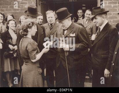 Sir Winston Churchill visite les ouvriers d'usine Banque D'Images