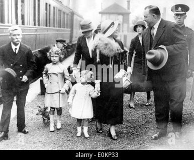 Reine Mère avec ses filles La princesse Elizabeth et la princesse Margaret arrivant à Glamis Banque D'Images