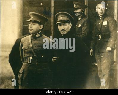 Mar. 03, 1934 - C'est la première fois que ces deux hommes, qui sont à l'origine de la destinée de la Chine, ont été photographiés ensemble. Ils travaillent à développer leur système de défense du pays. Avion américain constructors et Chinois sont instructeurs à enseigner à leurs élèves comment Banque D'Images