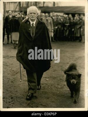 01 janv., 1943 - M. Lloyd George célèbre sa 80ème. Naissance jour demain, à sa ferme de crury. aujourd'hui il a parlé avec les travailleurs qui lui a remis un bâton de marche comme un jour de naissance. Banque D'Images