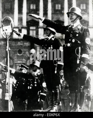 Heinrich Himmler, reçoit le salut à une partie de mars storm troopers Banque D'Images