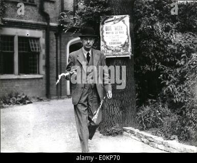 02 février 1943 - Pairie sur Bataille d'Angleterre Chef. L'Air Chief Marshal Sir Hugh Dowding, l'homme qui a gagné la bataille d'Angleterre, lorsqu'il a été C-in-C le Fighter Command, a été créé un baron dans l'Anniversaire du Roi l'honneur. Photo : Keystone montre aujourd'hui les photos de l'Air Chief Marshal Sir Hugh Dowding Nouveau baron, quitter sa maison ce matin, dans l'arrière-plan peut être vu une affiche de la ''Ailes'' Campagne pour la victoire. Banque D'Images