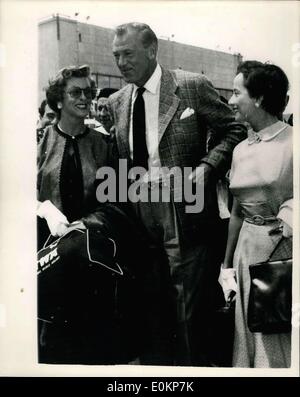 Juillet 15, 1943 - La Coopers et Merle Oberon arrivent en Espagne.. Étoile à Madrid.. Photo montre :- Sen stars Merle Obero Banque D'Images