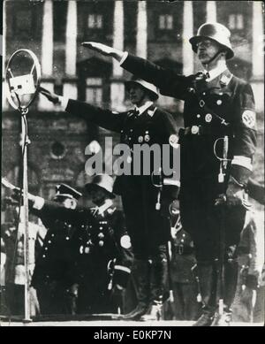 Septembre 09, 1943 - Photo montre Heinrich Himmler reçoit le salut à un défilé des troupes de tempête. Plus tard, il a été nommé chef de la police allemande. Banque D'Images