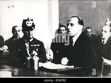 00 déc., 1944 - Sur la photo est Helmuth James Graf von Moltke au tribunal populaire de Berlin pour le complot d'attentat le 20 juillet. Guy Laroche collection Printemps-Eté 1981 Modèles présent Banque D'Images