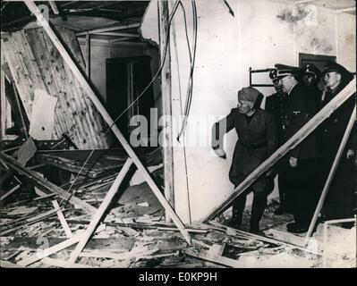 Juillet 07, 1944 - Hitler & Mussolibni : Regarde les dégâts causés par une bombe dans le tentative contre Hitler à son siège en temps de guerre. Banque D'Images