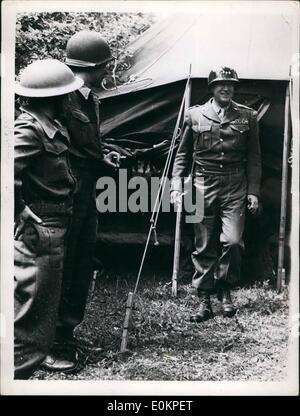 08 août, 1944 - Le général George Patton, quitte sa tente de rencontrer les correspondants de guerre attaché à son troisième armée. Banque D'Images