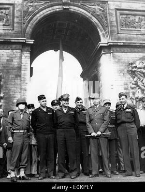 Le président Eisenhower en vertu de l'Arc de Triomphe Banque D'Images