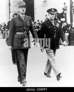 Charles De Gaulle et le président Eisenhower après la libération de Paris Banque D'Images