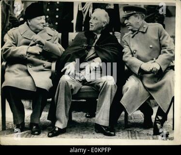 02 février 1945 - Les trois grands Conférence : photographié prises dans le parc du palais de Livadia, Yalta, où les trois pouvoirs a eu lieu. Photo montre M. Churchill, Roosevelt et le maréchal Staline. Banque D'Images