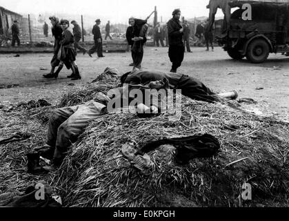 Des corps morts au camp de concentration de Bergen-Belsen Banque D'Images