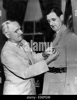 Le président Harry S. Truman awards Général de Gaulle Légion du Mérite à la Maison Blanche Banque D'Images