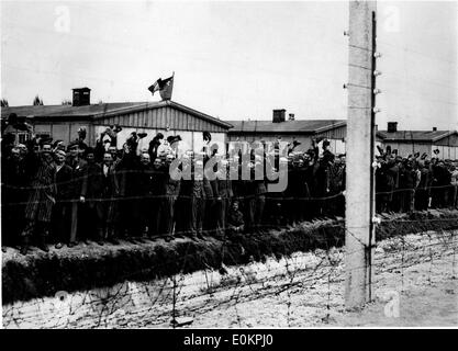 Prisonniers politiques cheer follement comme ils entendent canons de la 42e Division Arc-en-ciel à l'approche de Dachau Banque D'Images