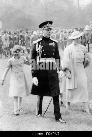 Le roi George VI la marche avec épouse la reine Elizabeth et sa fille la princesse Elizabeth Banque D'Images
