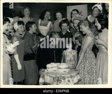 Juin 06, 1937 - A.E. Matthews fête ses 70 ans sur la scène avec une partie. Acteur A.E. Matthews, qui est de 87, et a été mise sur greasepaint pendant 70 ans cette semaine, a célébré l'occasion aujourd'hui lorsque les membres de la société dans laquelle il est maintenant ''un mois de dimanches'' lui a donné une partie à la Cambridge Theatre. La partie a été suivie par l'actrice plus jeune de chacun des spectacles de Londres, à sa demande. Photo montre A.E. Matthews entouré par tous les jeunes actrices qu'il souffle les bougies sur son gâteau au Cambridge Theatre aujourd'hui. Banque D'Images