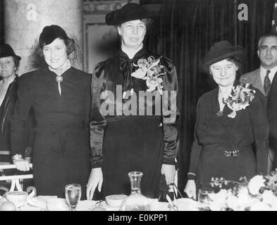 La Première Dame Eleanor Roosevelt assiste à un dîner Banque D'Images