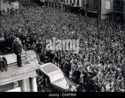 Juin 25, 1945 - Le Premier Ministre, M. Winston Churchill, regins sa campagne électorale d'. Photo montre M. Churchill s'adressant à la foule depuis le balcon de la Red Lion Hotel, High Wycombe, le même balcon d'où il y a plus d'un siècle, Benjamin Disrael a sauté pour faire son premier discours électoral. Banque D'Images