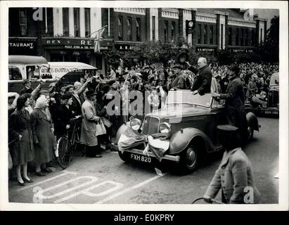 Juin 26, 1945 - M. Churchill à Manchester lors de sa campagne électorale d'. : photo montre le premier ministre, M. Winston Churchill, reconnaît la foule acclamant avec une vague de son chapeau. Banque D'Images