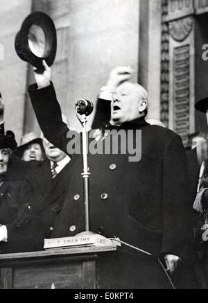 Sir Winston Churchill pendant les élections du Parlement britannique à Londres Banque D'Images