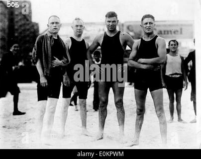 Boxeur Jack Dempsey avec des amis à la plage Banque D'Images