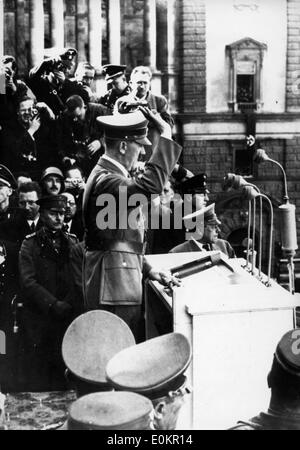 Adolf Hitler à la tribune un discours Banque D'Images