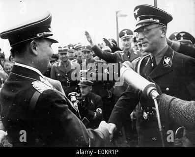 Hermann Goering accueillis par le Dr Arthur Seyss-Inquart Banque D'Images