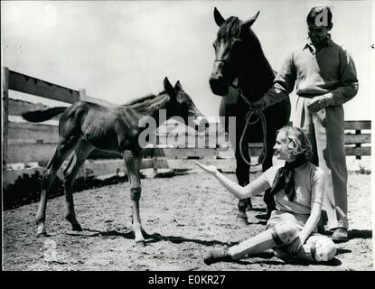 Mai 05, 1938 - Clark Gable et Carole Lombard, vu ici à Gables Ranch à San Louis Rey, ils sont avec sa nouvelle colt ''Bistouri'' de ''Bon Le poivre''. La mère de la Colt est également dans l'image. Banque D'Images