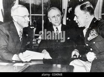 Réunion avec le président Truman James Byrnes et Walter Smith Banque D'Images