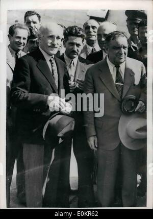 Juin 06, 1946 - M. La Guardia avec Toscanini à Milan. Parmi les nombreuses personnalités qui ont accueilli M. Fiorelle La Guardia, le directeur général de l'UNRHA à son arrivée à Milan, a été Arturo Toscanini, le célèbre maestro. M. La Guardia a eu des entretiens avec Sig De Nicola, le Président italien et Signor de Gaspari, le premier ministre. Photo : Keystone montre M. Fiorelle La Guardia, vu avec Toscanini quand ils se sont rencontrés à l'aéroport de Milan. Banque D'Images