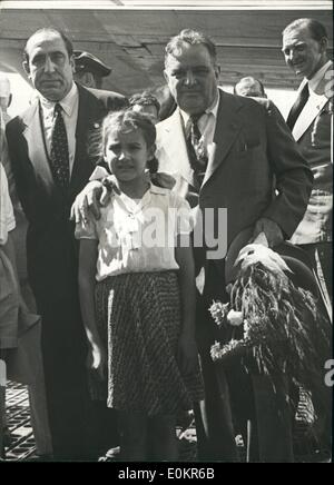 Juillet 07, 1946 - La Guardia arrive à Rome M. Fiorello La Guardia, directeur général de l'U.N.R.P.A. qui sont arrivés par avion depuis Athènes pour voir Signor De Gasperi, Premier ministre italien, a été reçu à l'aéroport de Rome par une grande foule et présenté avec des fleurs. Après il a eu une conversation de 90 minutes avec Signor De Nicola, le nouveau président de la République italienne. Il continuera à Belgrade à partir de Rome. Banque D'Images