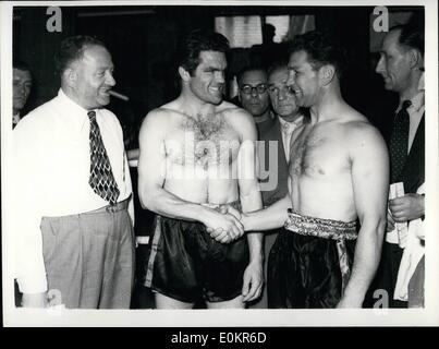 Juillet 07, 1946 - Gus Lesnevich et Freddie Mills à peser pour World Light Heavyweight Championship Fight : Gus Lesnevich des États-Unis et Freddie Mills d'Angleterre cet après-midi pesait au gymnase de Salomon. Ils répondent à l'Aréna de Harringay ce soir pour le monde des poids lourds, le titre de champion. Photo montre Gus Lesnevich (à droite) serre la main de Freddie Mills après leur pesée à Solomons Gymnasium cet après-midi. Banque D'Images