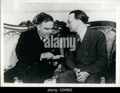 Juillet 07, 1946 - Le directeur général de l'UNRRA rencontre le Premier ministre italien à Rome : les grandes foules étaient à l'aéroport de Rome pour saluer M. Fiorella La Guardia, le directeur général de l'UNRRA lorsqu'il est arrivé par avion d'Athesto voir le premier ministre italien, Signor de Casperi - il est de s'y rendre à Belgrade à partir de Rome. Photo montre M. Fiorella La Guardia, le directeur général de l'UNRRA à discuter avec M. De Gasperi, le Premier ministre italien, à Rome. Banque D'Images