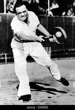 Le Directeur du FBI, John Edgar Hoover en jouant au tennis sur une maison de vacances Banque D'Images