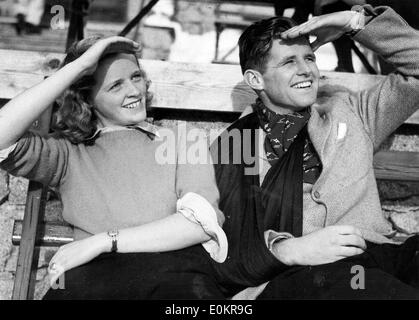 Joseph Kennedy Jr. et Mme MacDonald watch skating Banque D'Images