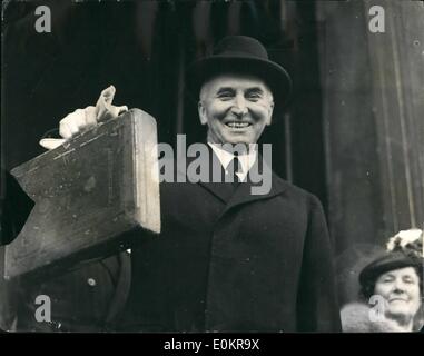 Avril 04, 1939 - Sir John Simon détient le fameux Budget fort Simon, John Allse Simon Brook. Premier vicomte - Photographie Pour imprimer Banque D'Images