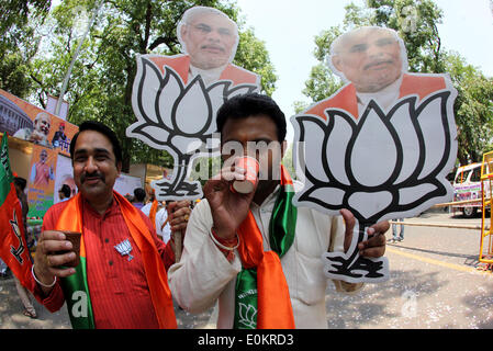 New Delhi, Inde. 16 mai, 2014. Les partisans de l'opposition de l'Inde Bharatiya Janata (BJP) tenir des découpes BJP candidat au poste de premier ministre Narendra Modi en dehors du BJP siège à New Delhi, Inde, le 16 mai 2014. Narendra Modi a remporté vendredi les sièges dans deux circonscriptions parlementaires -- Vadodara dans l'ouest de l'État de Gujarat et de Varanasi dans le nord de l'état d'Uttar Pradesh -- où il a contesté les élections générales. Credit : Partha Sarkar/Xinhua/Alamy Live News Banque D'Images